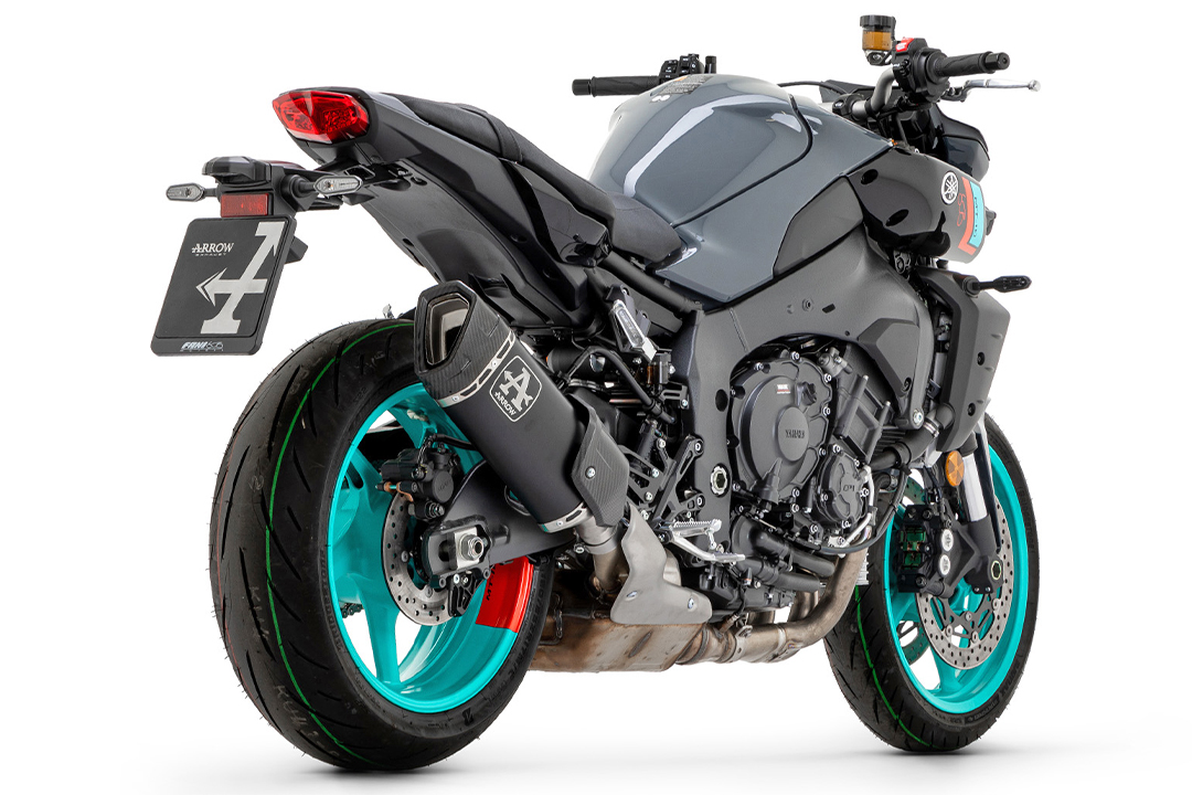 ARROW PISTA DARK Slip-On Titan para Yamaha MT-10 modelo año 2022-