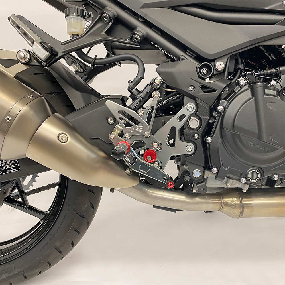 >TRACK< Sistema de reposapiés negro Kawasaki Ninja 400 a partir de 2018 / Z400 a partir de 2019 ABE