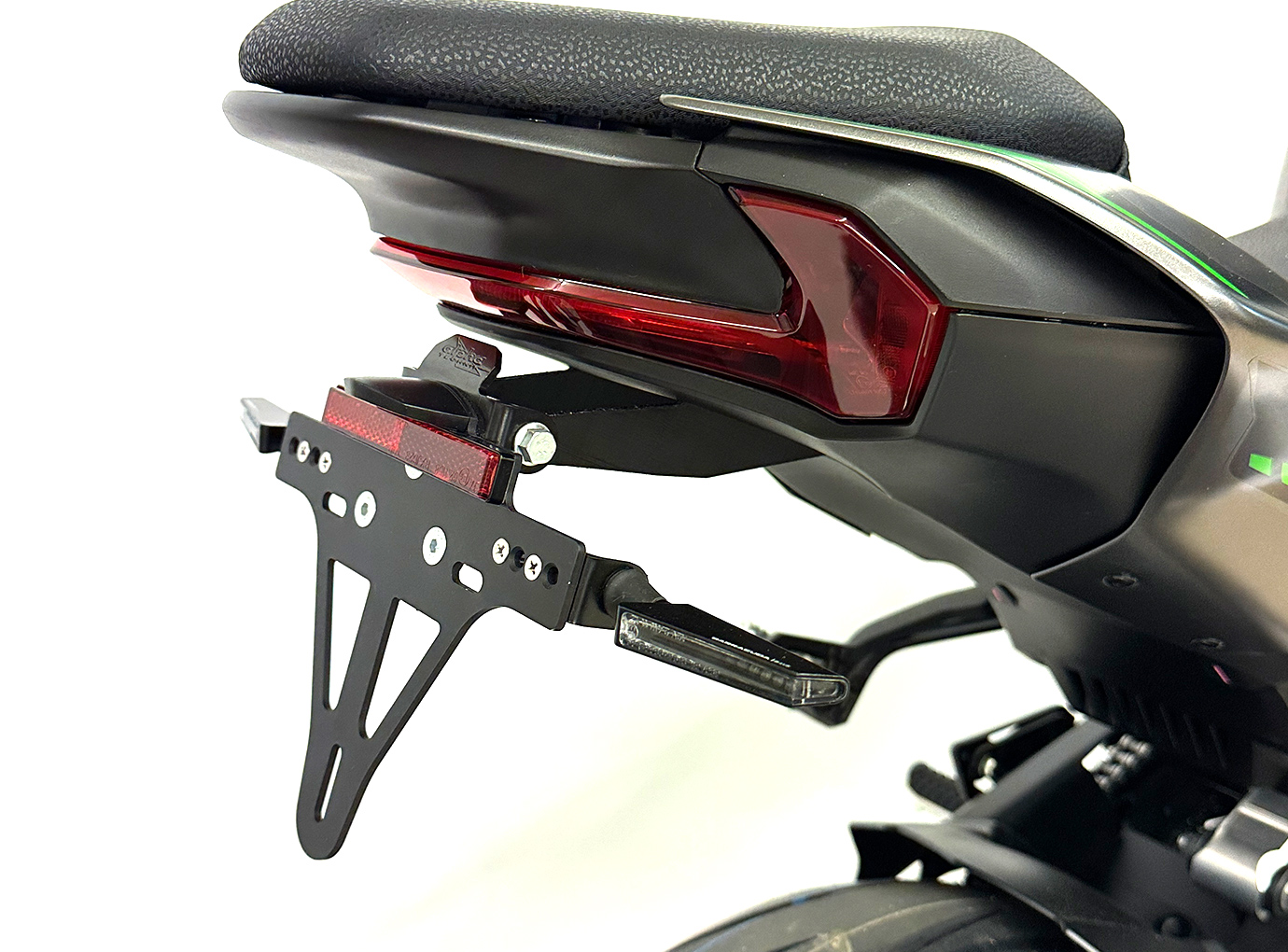 Soporte de matrícula alpha Technik Kawasaki Z900 / Z900SE, año del modelo 2025-