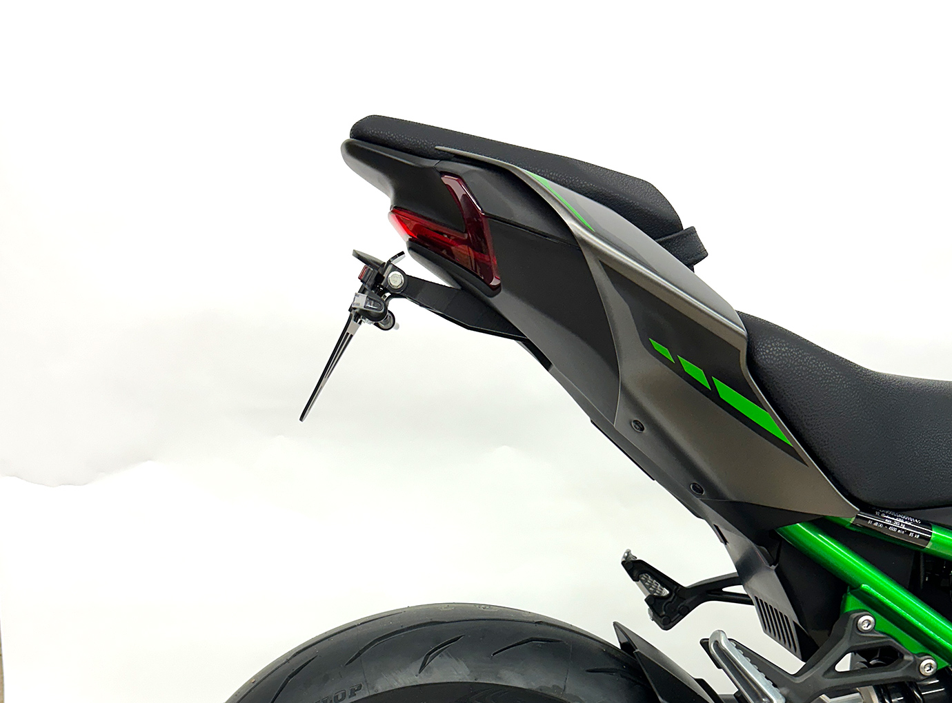 Soporte de matrícula alpha Technik Kawasaki Z900 / Z900SE, año del modelo 2025-