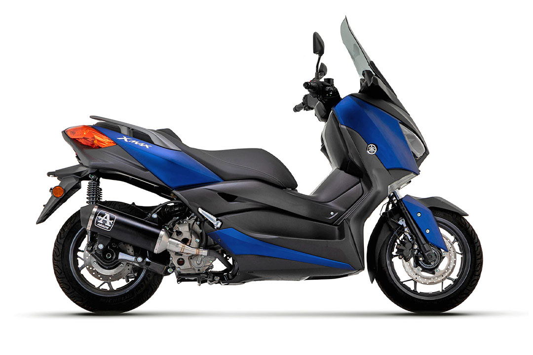 Escape ARROW DARK URBAN para Yamaha X-Max 300 y Tricity 300 desde el año de modelo 2021-, con tapa de extremo de acero inoxidable
