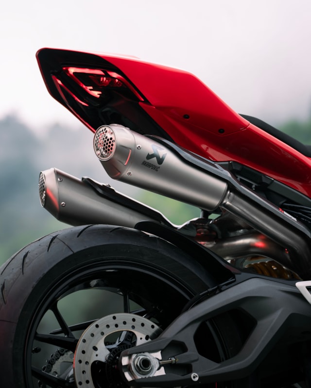 Akrapovic Evolution Line (Titanium) sistema de escape para Ducati Panigale V2, Streetfighter V2, 2025-