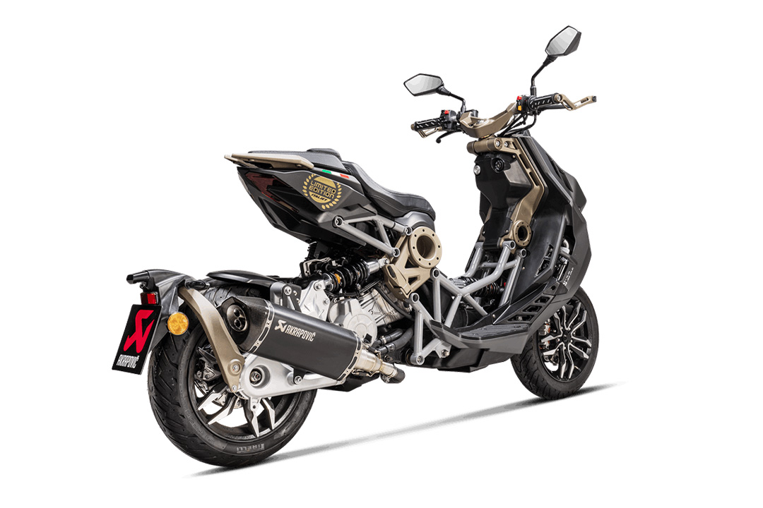 Silenciador Akrapovic Slip-On Line (Titanio) sistema de escape para Italjet Dragster 125 / 200 a partir del año de modelo 2021-