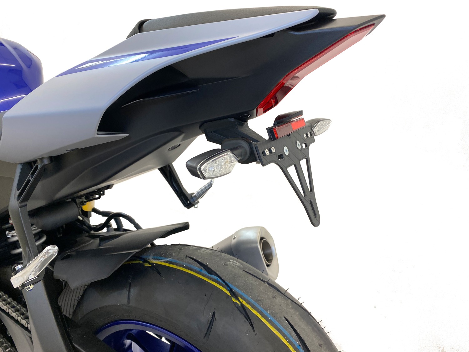 Soporte de matrícula alpha Technik para Yamaha YZF-R1, YZF-R1M; Tipo RN32, RN49, RN65; Año del modelo 2015-