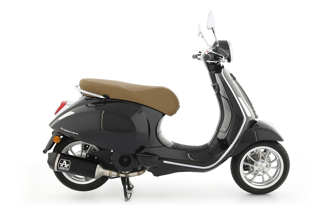 ARROW Escape URBAN con tapa de extremo de carbono para Piaggio Vespa Primavera 125 año del modelo 2021-
