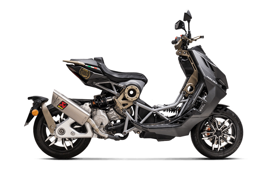 Akrapovic Slip-On Line (Titanium) sistema de escape para Italjet Dragster 125 / 200 a partir del año de modelo 2021-