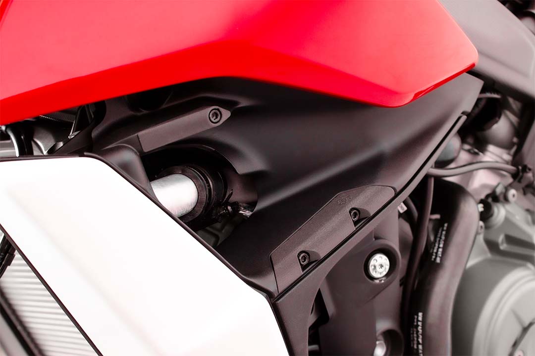 Tapa de ala Gilles, negra, Ducati