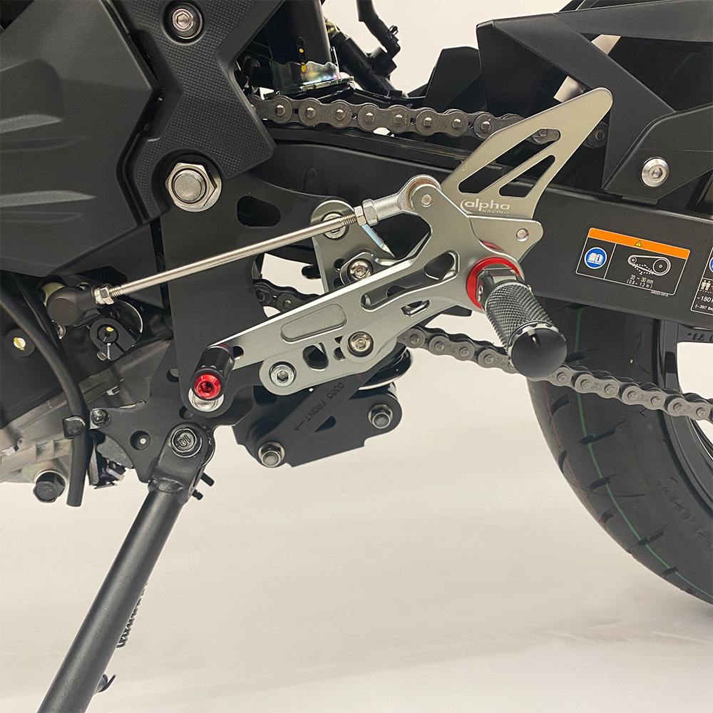 >TRACK< Sistema de reposapiés de titanio Kawasaki Ninja 400 a partir de 2018 / Z400 a partir de 2019 ABE