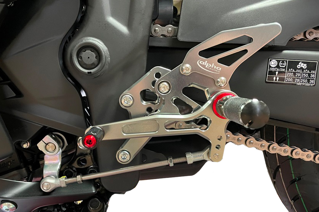 >TRACK< Sistema de estriberas negro Yamaha YZF-R3 / MT-03 a partir del año de modelo 2017-