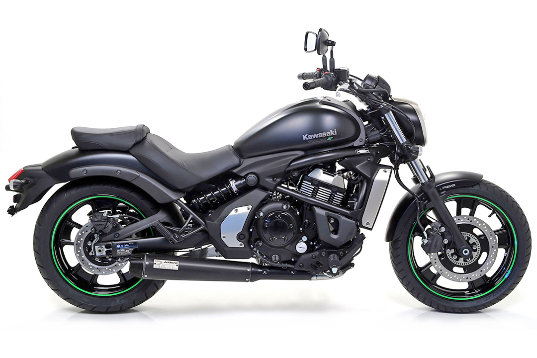 Silenciador trasero ARROW DARK REBEL de acero inoxidable negro con tapa final de carbono para Kawasaki Vulcan S 650/S 650 (Cafe) año de modelo 2017-2020