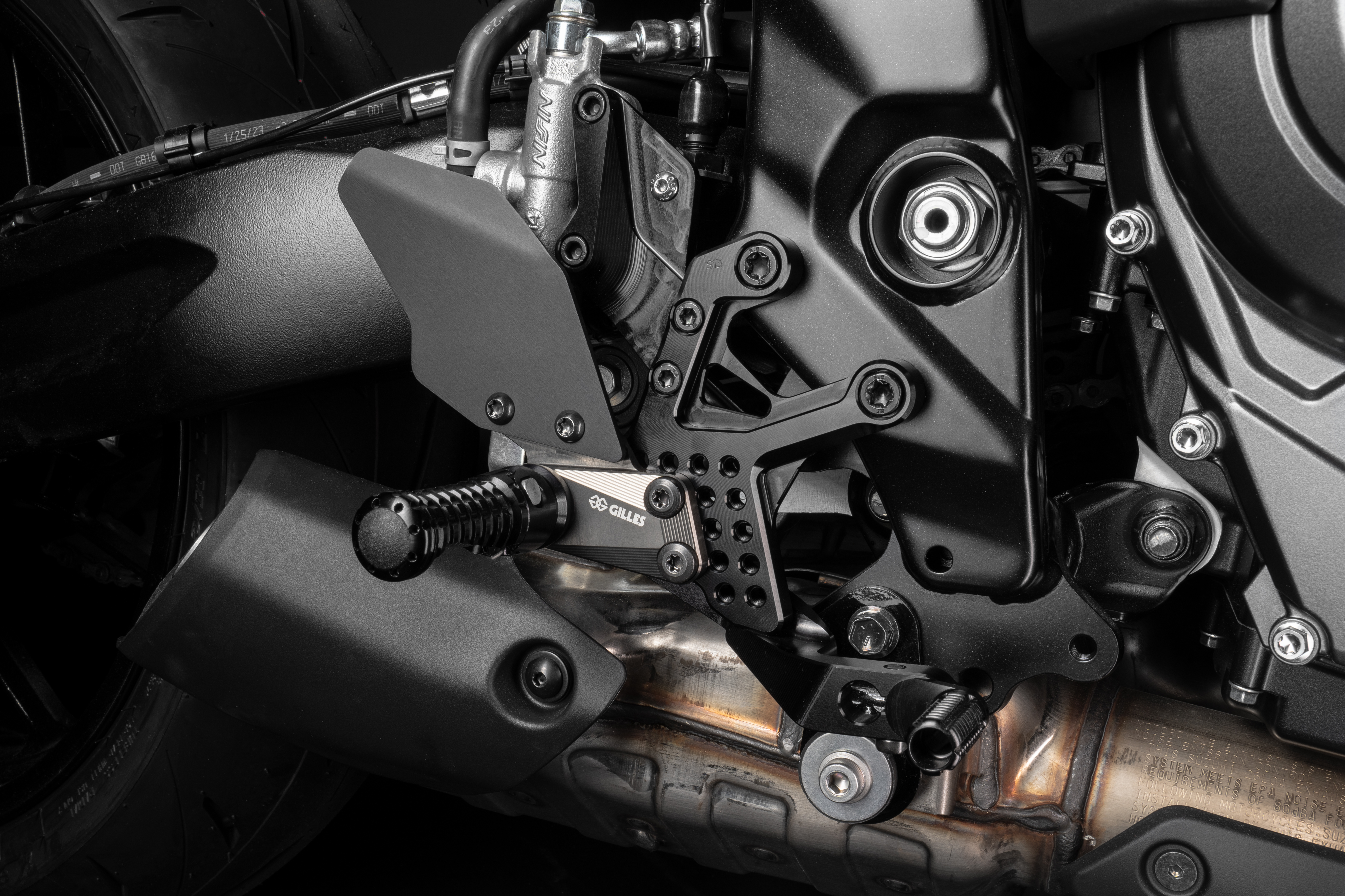 Sistema de reposapiés GILLES AS31GT3 reposapiés negro para Suzuki GSX-8S 2023- / GSX-8R 2024-