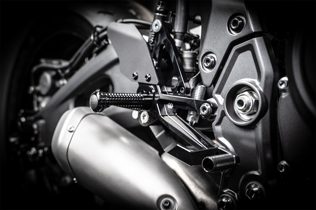 GILLES FXR Sistema de estriberas reposapiés para Yamaha YZF-R7 RM39 negro