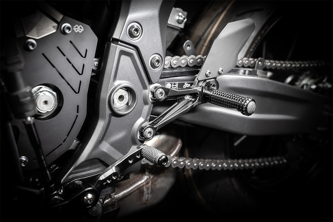 GILLES FXR Sistema de estriberas reposapiés para Yamaha YZF-R7 RM39 negro