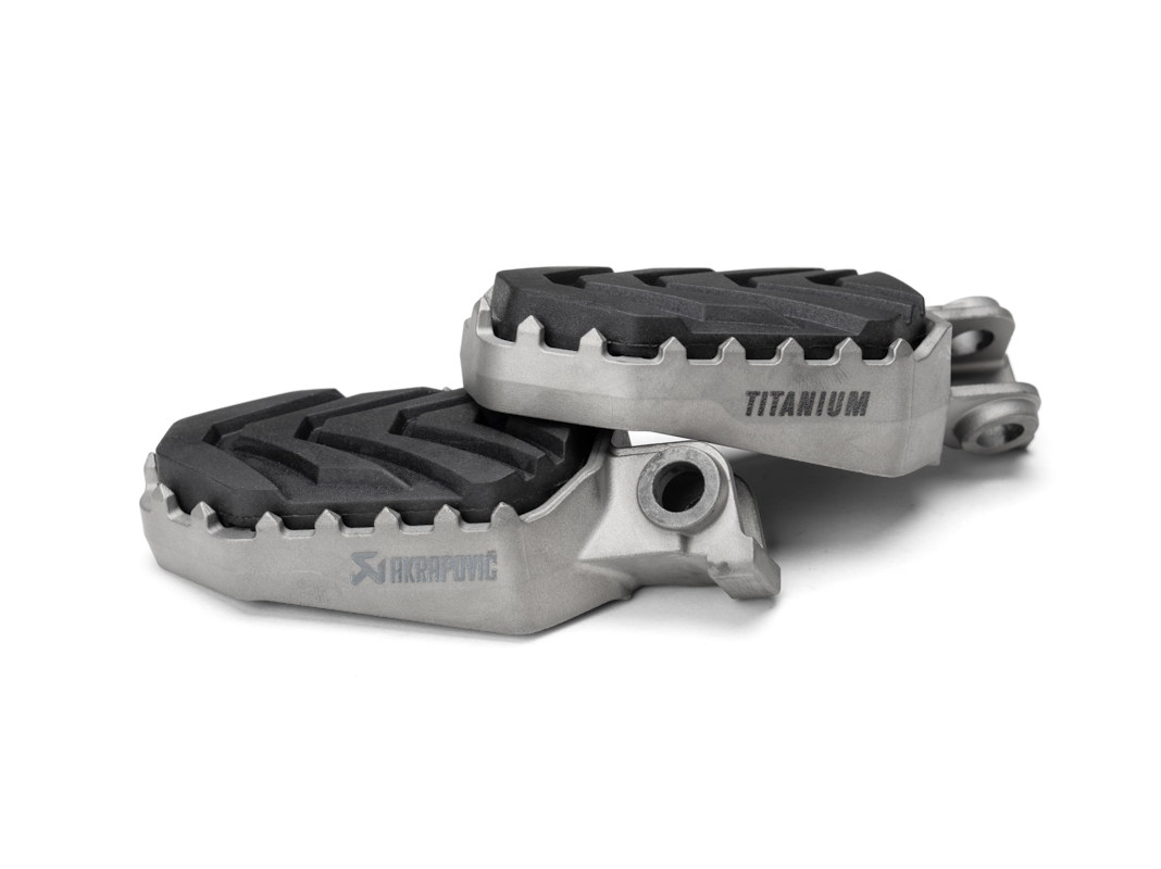 Akrapovic Adventure reposapiésen de Titanio para modelos KTM, Husqvarna y GasGas