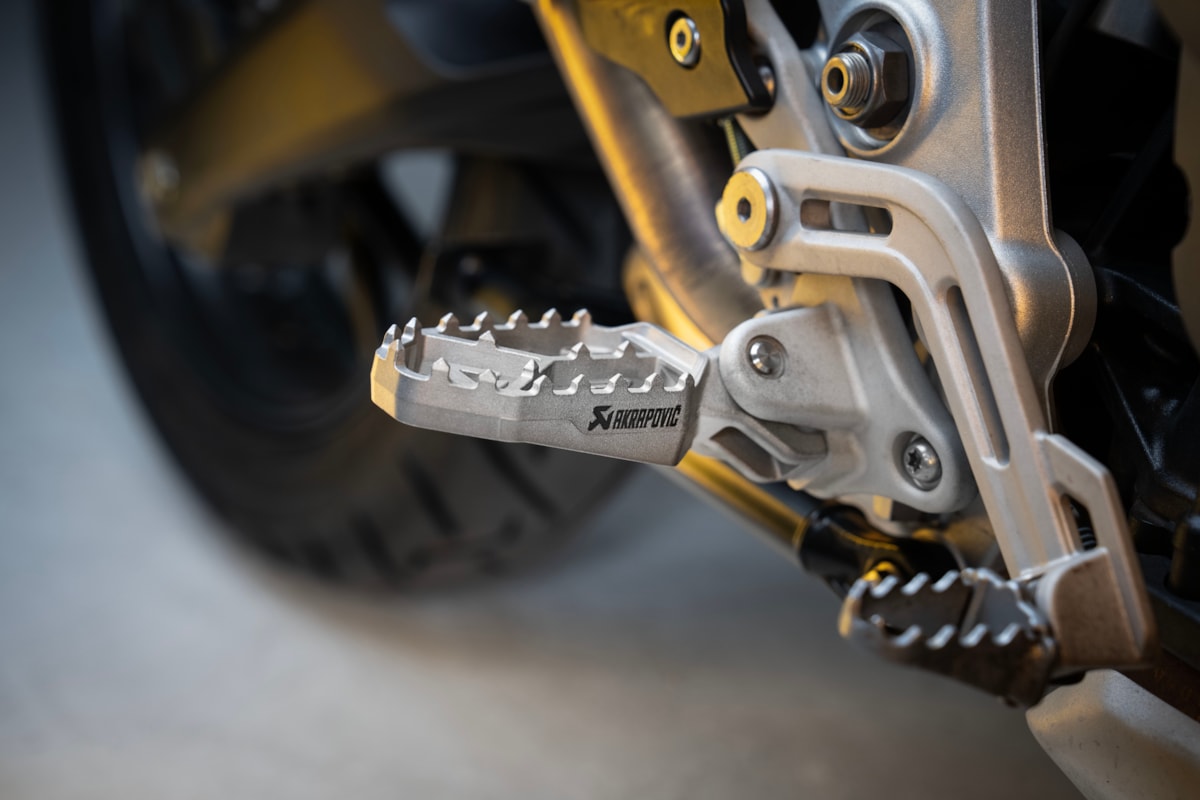 Estriberas Akrapovic Adventure de Titanio para Triumph, Tiger 1200 GT, Rally, modelos Tiger 800 X, Tiger 850, 900, Tiger Sport 660