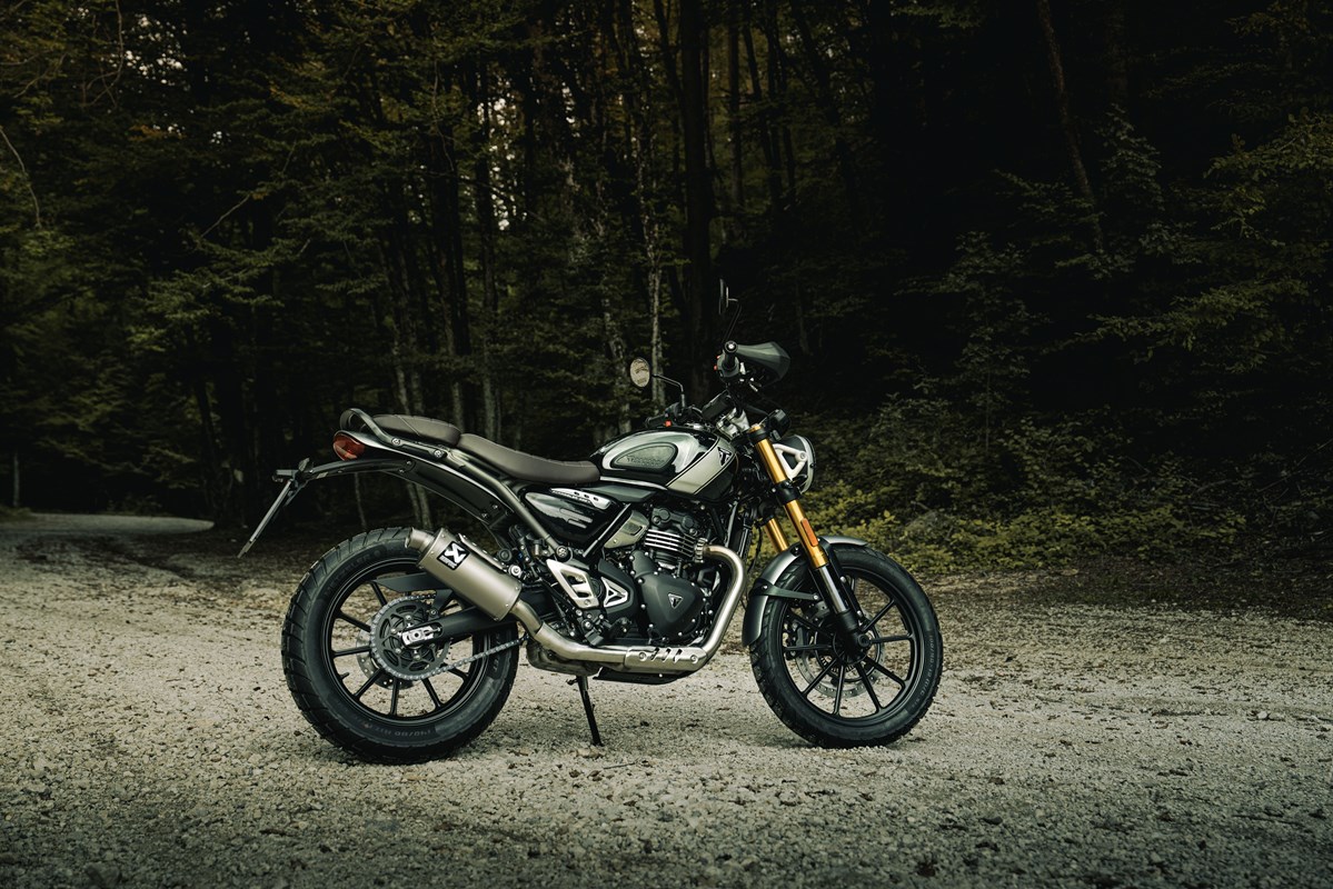 Silenciador Akrapovic Slip-On Line (Titanio) para Triumph Scrambler 400 X, 2023-2024